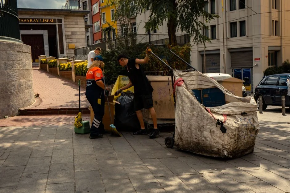 Une femme de chambre dispose avec élégance les draps dans une chambre d’hôtel luxueuse, mettant en avant son savoir-faire en matière d’hospitalité.